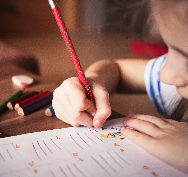 enfant lors d'un atelier d'écriture